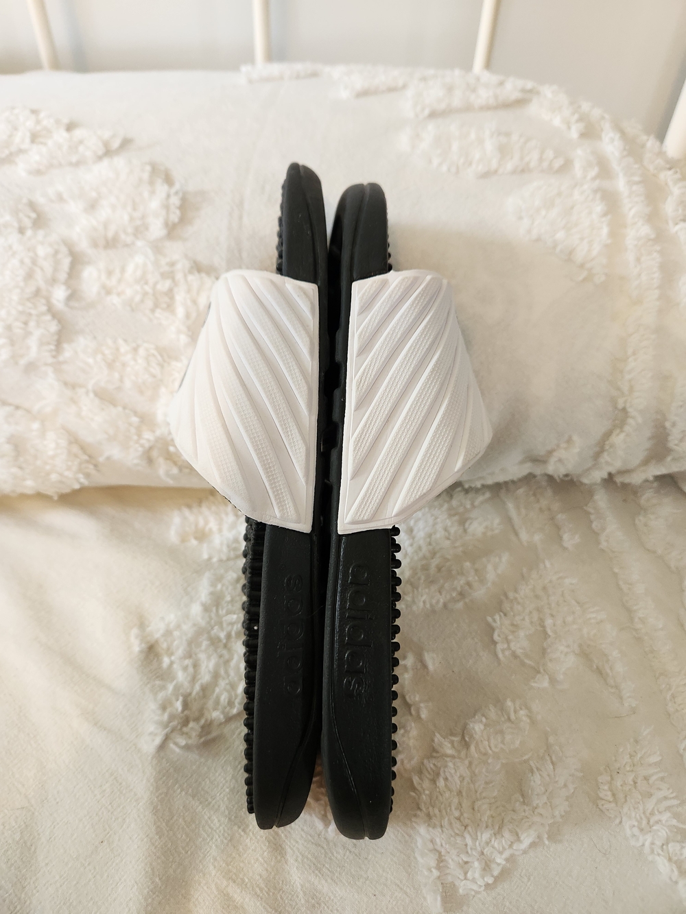 Adidas White & Black Voloossage Slide Sandals With Massaging Foot Bed Size 8 - Picture 4 of 8